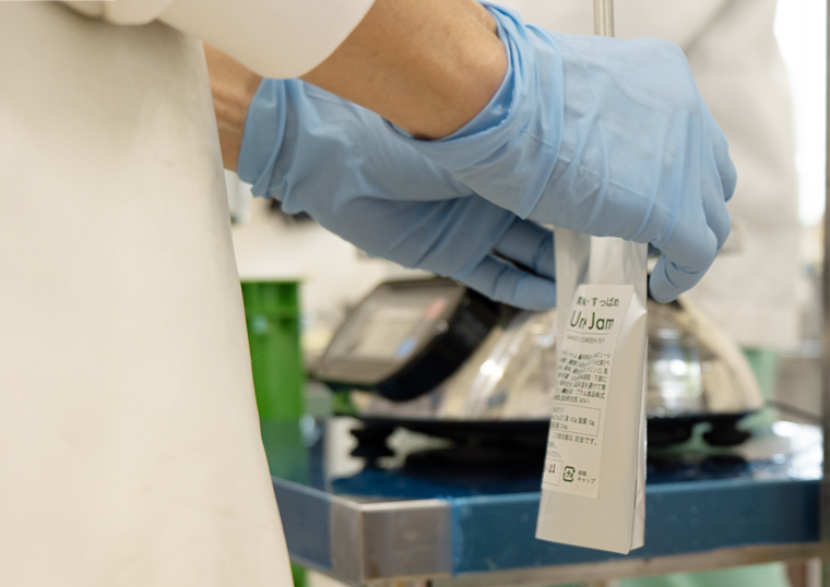 うめジャムをひとつひとつを手で充填している様子