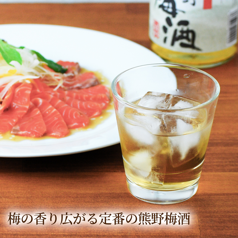 梅の香り広がる定番の熊野梅酒をロックで楽しむ食卓シーン